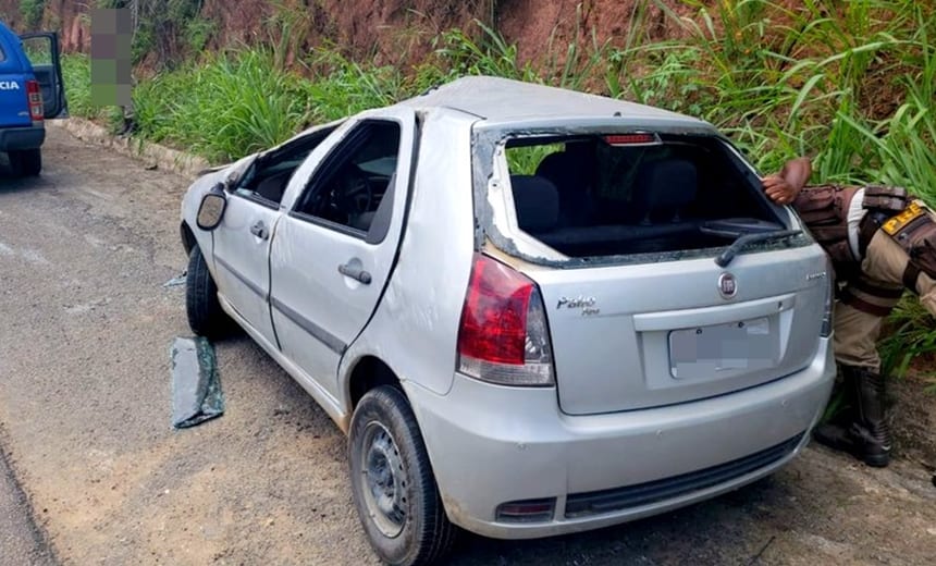 Taxista para em rodovia para ajudar vítimas de capotamento e tem