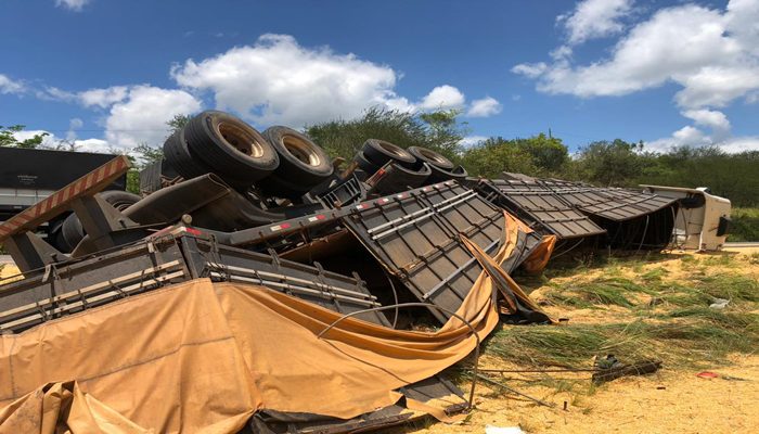 Motorista Perde Controle Da Dire O E Carreta Carregada Milho Tomba