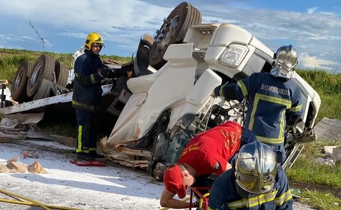 Motorista morre após caminhão capotar em rodovia Fala Genefax