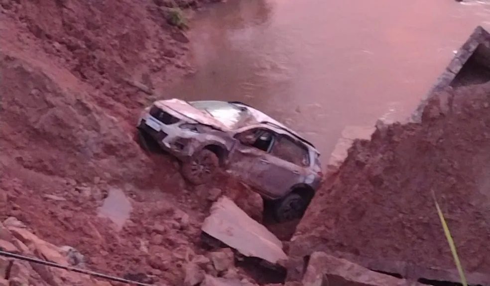 Tr S Pessoas Saem Ilesas Ap S Carro Cair Em Cratera Gigante Na Br