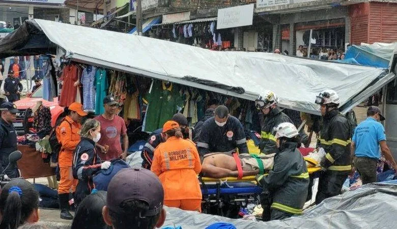 Uma pessoa morre e outra fica ferida após batida entre micro ônibus e