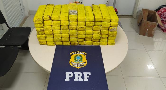 Polícia Rodoviária Federal aprende mais de 50kg de maconha na BR 116