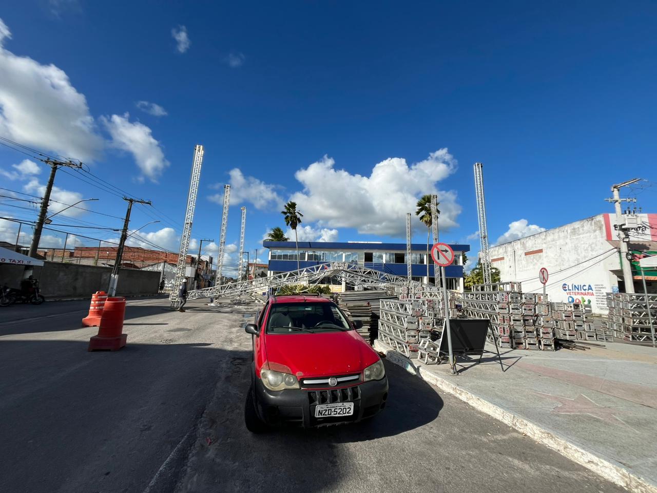 Estrutura do Arraiá do Berimbau 2024 começa a ser montada na Praça