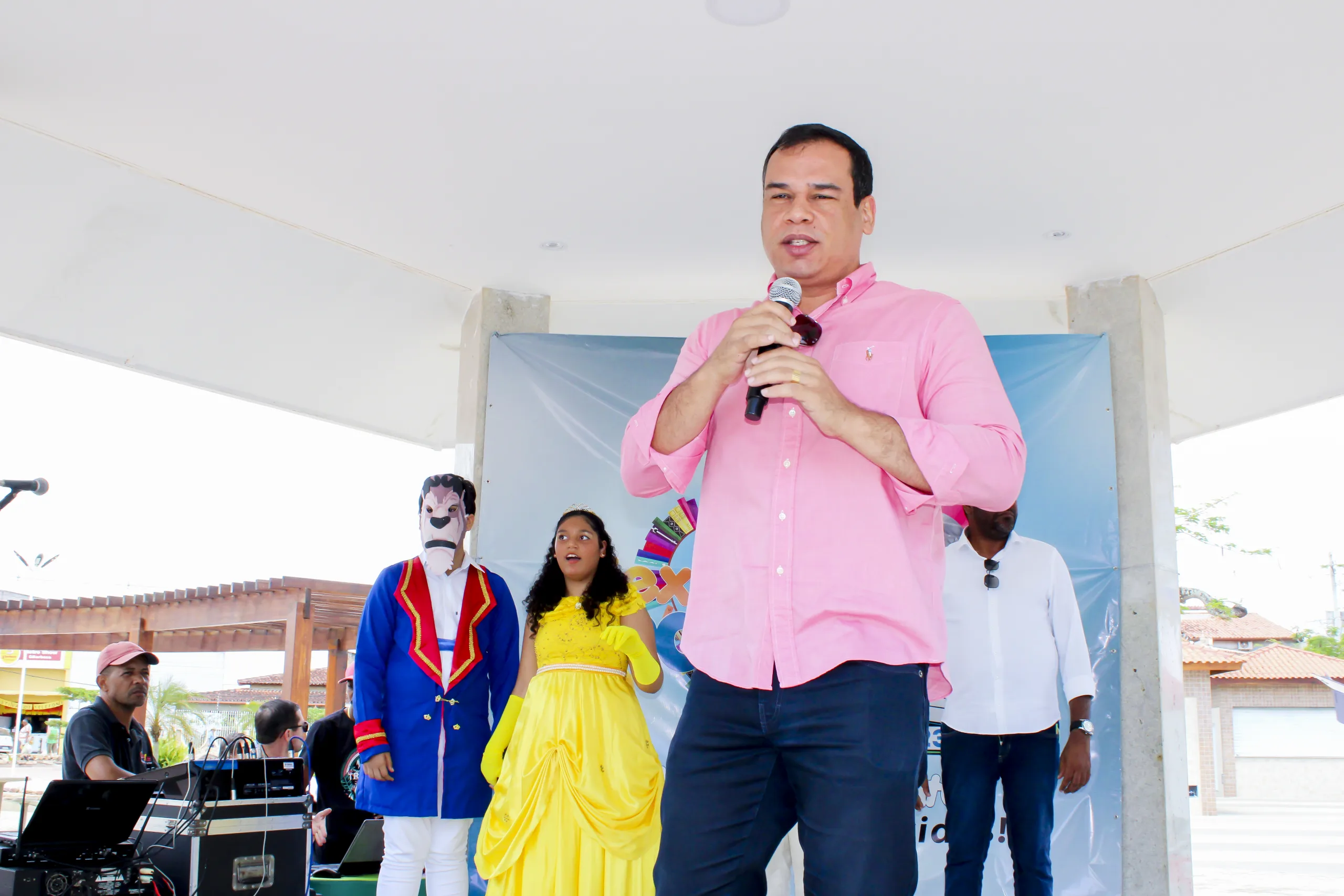 Prefeito durante o lançamento da Sexta Literária