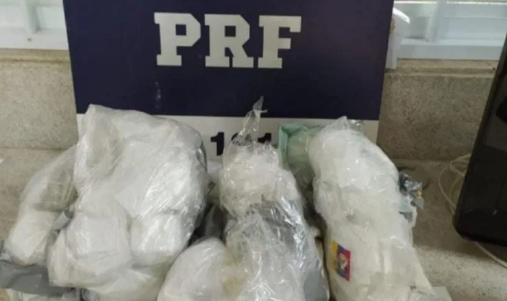 Cerca de 3kg cocaína é apreendida pela PRF em ônibus na BR-116