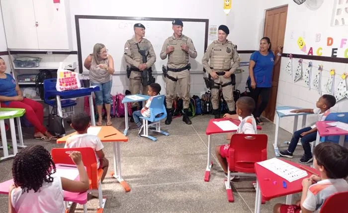 Guarnições da PM realizam visitas a unidades de creches e escolas do município de Coração de Maria. Foto: Reprodução/ PM