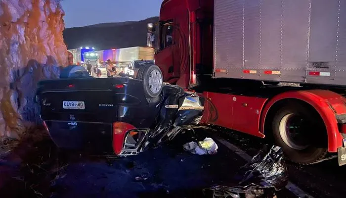 Carro fica destruído após colidir com carreta na BR-116, no sudoeste da Bahia — Foto: Reprodução/PRF