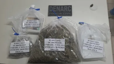 Maconha, balança de precisão e caderninho encontrados com suspeito — Foto: Divulgação/Polícia Civil
