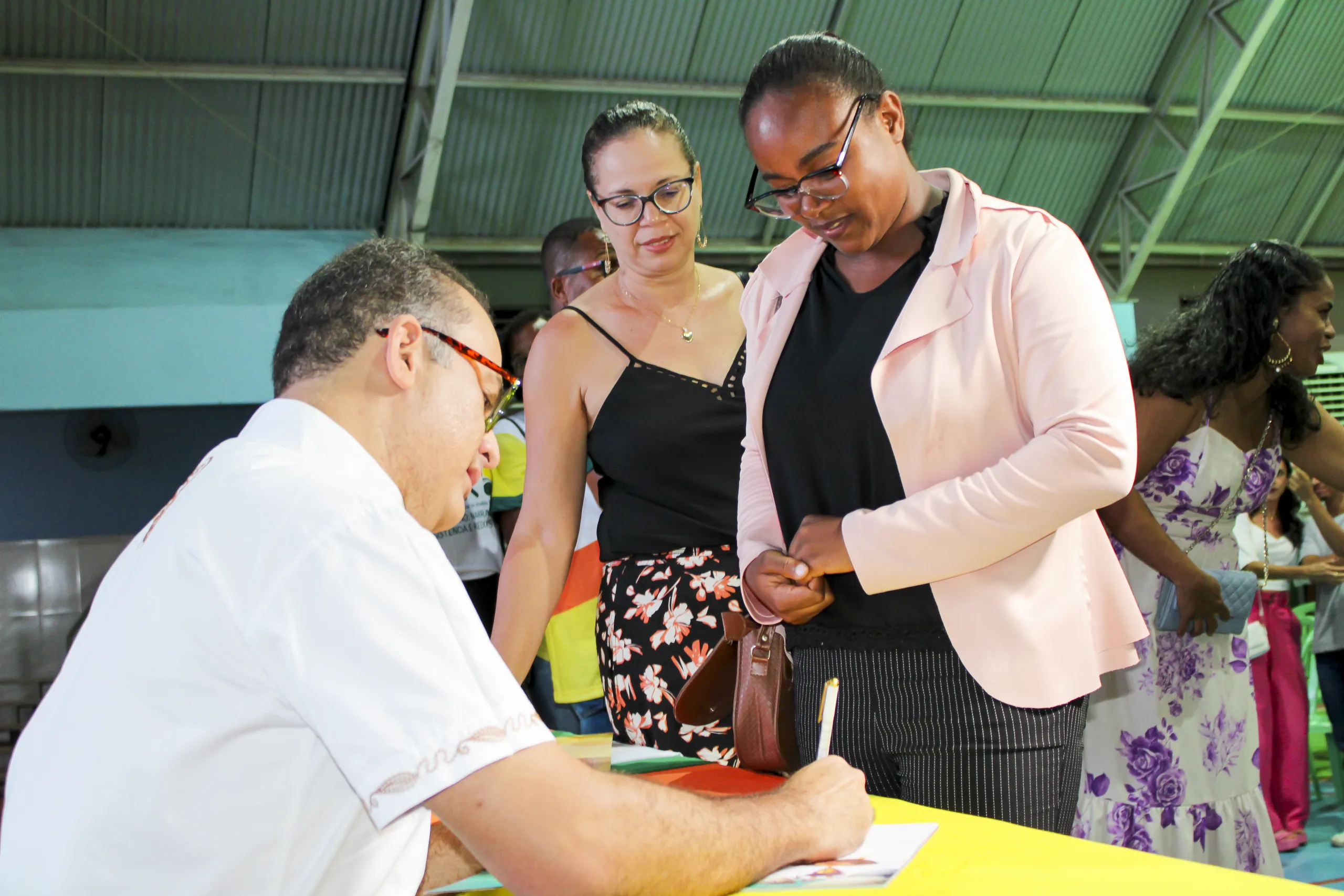 O escritor concedeu autógrafos para o público presente