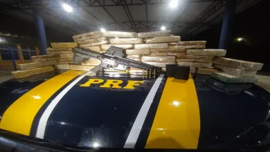 Fuzil e quase 40 kg de cocaína são apreendidos pela PRF. Foto:Reprodução/Nucom PRF