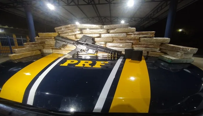Fuzil e quase 40 kg de cocaína são apreendidos pela PRF. Foto:Reprodução/Nucom PRF
