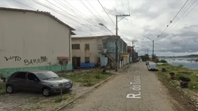 Agentes receberam a informação de uma mulher e uma criança golpeadas por arma branca, na rua Tubarão - Foto: Reprodução | Google Street View