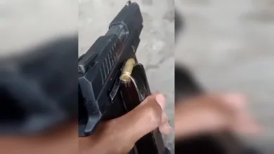 Os criminosos utilizam vídeos em que uma pessoa segura uma arma - Foto: Reprodução