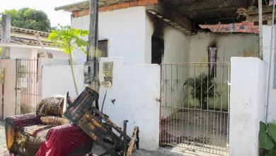 O imóvel foi bastante atingido pelo fogo - Foto: Diego Passos | Fala Genefax