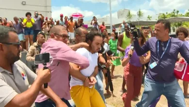 Imagem mostra mulher puxando o cabelo de Ederlan Mariano (de branco e amarelo) — Foto: TV Bahia