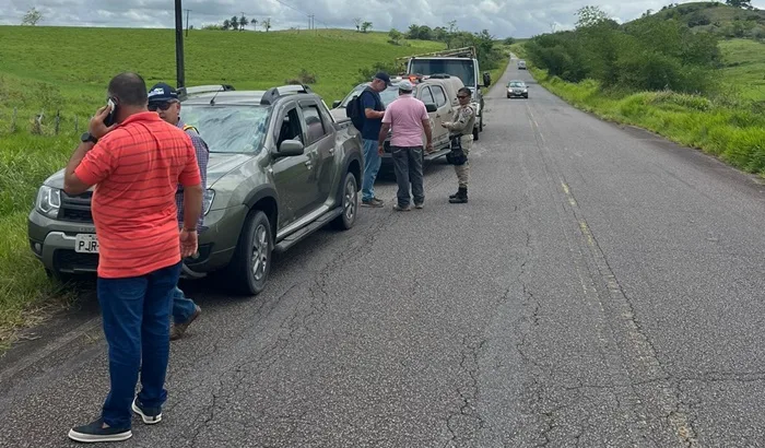 A carga ficou no local após veículo quebrar durante o transporte - Foto: Reprodução/Leitor Fala Genefax