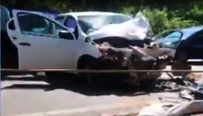 Um dos veículos de passeio envolvido em batida que deixou feridos na BR-415, no sul da Bahia. Foto: Reprodução/TV Santa Cruz