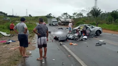 Grave acidente deixa carro destruído e duas pessoas mortas