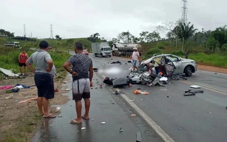 Grave acidente deixa carro destruído e duas pessoas mortas