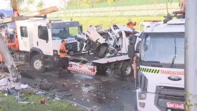 Dois homens morrem após carro bater em poste; veículo ficou totalmente destruído. Foto: Reprodução/TV Bahia