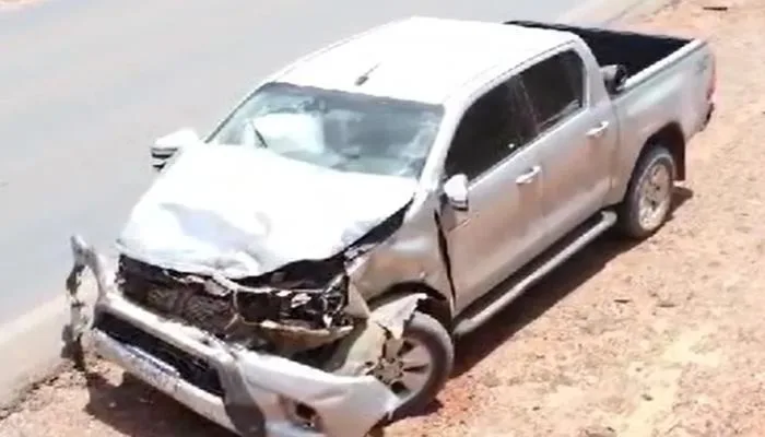 Frente de carro fica destruída após acidente na BR-242 — Foto: Reprodução/Blog Braga