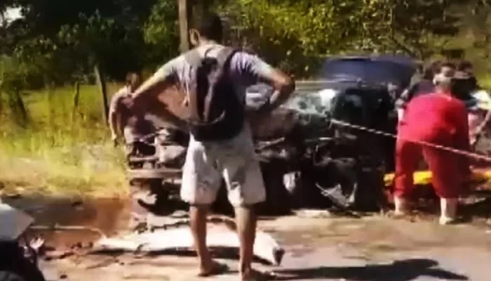 Outro carro envolvido na batida que deixou dois feridos em rodovia no sul da Bahia, no trecho entre as cidades de Itabuna e Itape — Foto: Reprodução/TV Santa Cruz