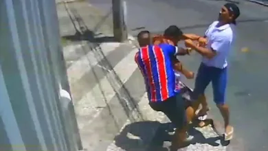 Homem é agredido por torcedores do Bahia por causa de camiseta de organizada do time rival — Foto: Arquivo pessoal