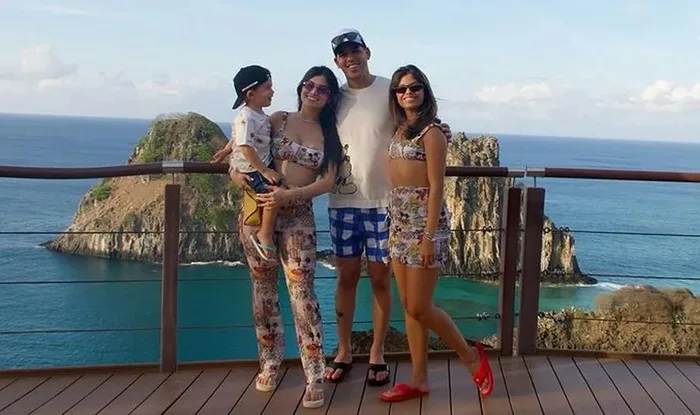 Zé Vaqueiro e Ingra Soares com a família em Noronha — Foto: Reprodução/Instagram