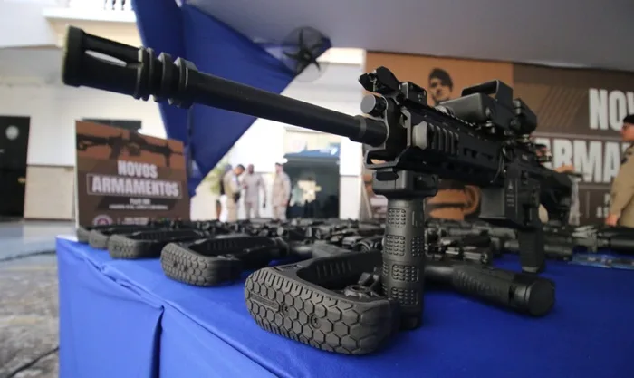 Fuzis e pistolas são entregues para Polícia Militar da Bahia - Foto: Alberto Maraux/SSP-BA