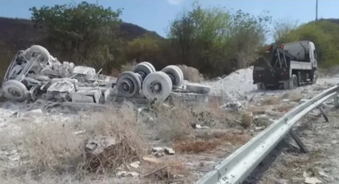 Motorista morre após caminhão tombar em 'curva da morte' no interior da Bahia — Foto: Reprodução/TV Sudoeste