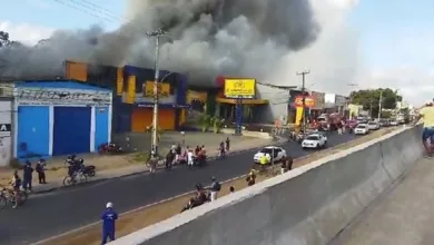 Incêndio atinge lojas no Anel de Contorno, em Feira de Santana