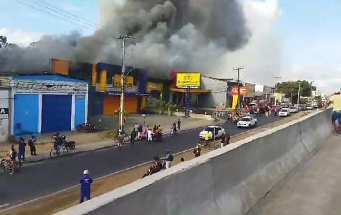 Incêndio atinge lojas no Anel de Contorno, em Feira de Santana