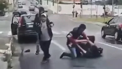 Pai atira e acerta ombro de aluno para defender filho durante briga na porta de escola