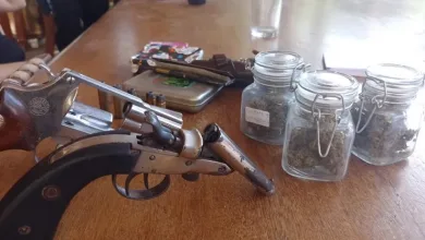 Prefeito preso com armas e drogas é solto após pagar fiança de R$ 3 mil
