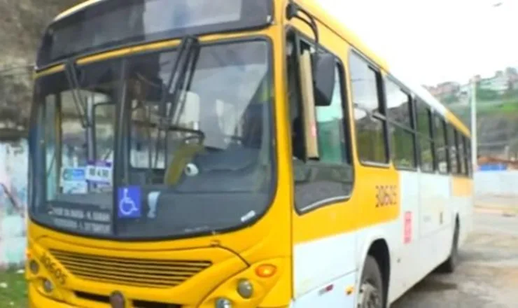 Após assalto a passageiros, ladrões roubam barra de alumínio de ônibus na porta da delegacia