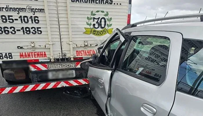 Assaltante rouba carro e bate em caminhão ao tentar fugir da PM. Foto: Reprodução/SSP