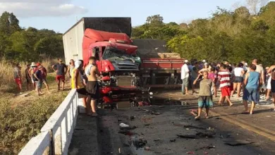 Duas pessoas ficam feridas após acidente entre carretas e carro