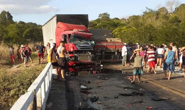 Duas pessoas ficam feridas após acidente entre carretas e carro