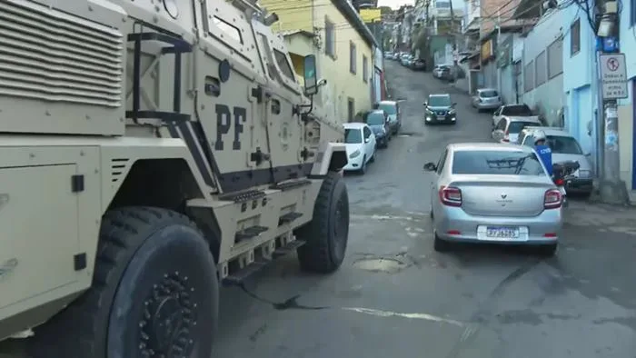 Com viaturas blindadas, policiais civis e federais fazem operação contra organizações criminosas. Foto: Reprodução/TV Bahia