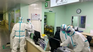 Médicos na recepção de um hospital chinês - Foto: STR/AFP