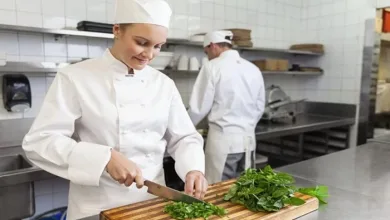 Uma das vagas disponíveis é para auxiliar de cozinha - Foto: Reprodução/Internet