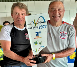 Giovanni e Dorival recebendo o troféu - Reprodução: Acervo pessoal