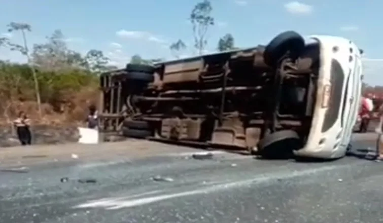 URGENTE: Uma pessoa morre e 12 ficam feridas após ônibus tombar; cenas fortes