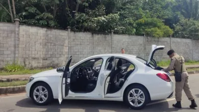 Arma é apreendida dentro de carro de luxo