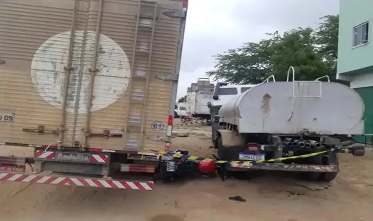 Adolescente de 15 anos morre após perder o controle de motocicleta e bater em dois caminhões