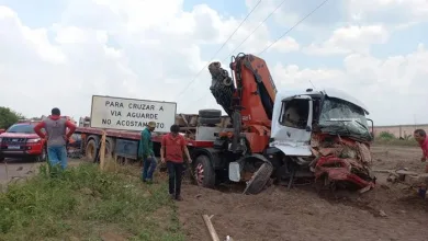 Motorista fica preso às ferragens após acidente entre dois caminhões no oeste da Bahia — Foto: Reprodução/ Fernando Correia