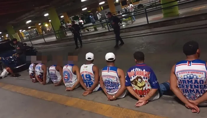 Torcedores de organizada do Bahia são detidos por vandalizar estação de transporte — Foto: Guarda Civil Municipal de Salvador