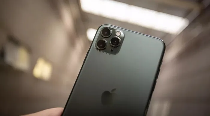 iPhone 11 Pro Max tem câmeras triplas de 12 MP — Foto: Fabio Tito/G1