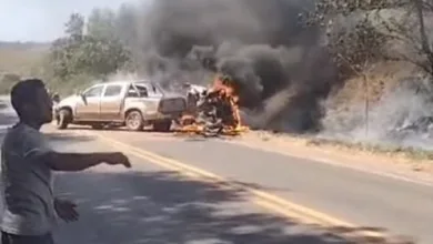 Carros pegaram fogo após colisão — Foto: Radar News