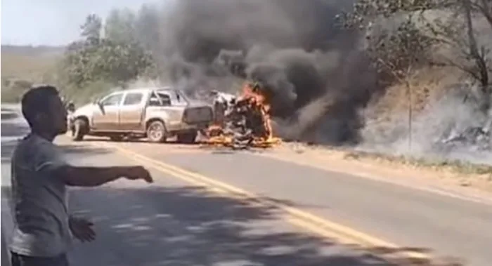 Carros pegaram fogo após colisão — Foto: Radar News